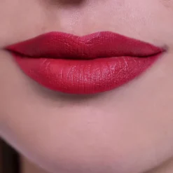 Rougj Rossetto Cremoso Colore Pieno 05 - Vivid Red - Risparmia il 10% con il codice: rougj1026